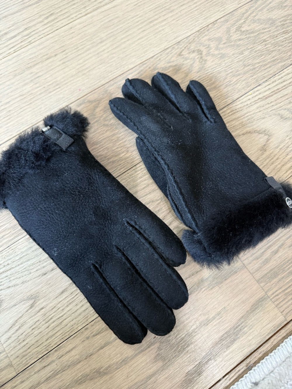 UGG Women Shearling Black Gloves
